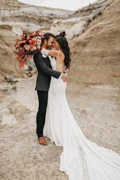 Moroccan elopement Boho Barrier Lake elopement with dried palms and earth tones captured by Kadie Hummel featured on the Bronte Bride Blog.