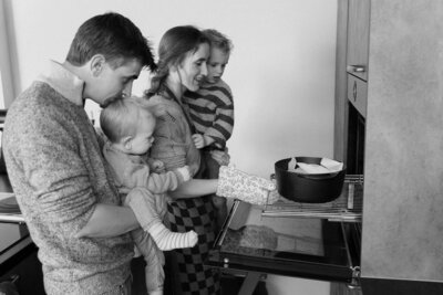 Gezin kookt samen in de keuken tijdens een gezin fotoshoot door familiefotograaf Julia de Groot in Utrecht