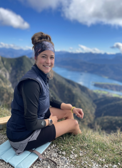 Moderatorin Hanna Zöller beim Wandern in den Bergen, Outdoor-Portrait mit Panorama – Energiequelle und Leidenschaft neben der Eventmoderation