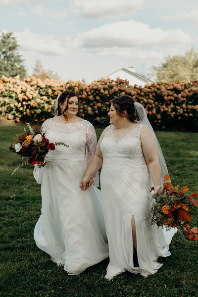 couple outside cazenovia ny wedding venue