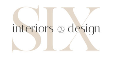 in hoofdletters de naam SIX in beige kleur, er overheen staat interiors & design in zwarte kleine letters
