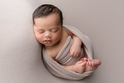 neutral color blanket newborn photo