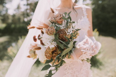 bride holding bouquet