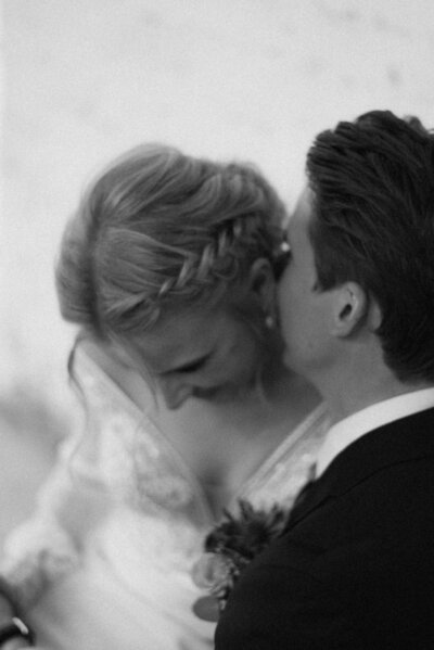 Full day documentary wedding photography of a autumn wedding in Oitbacka Gård by wedding photographer Hannika Gabrielsson