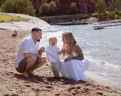 Mor, far og to barn under en familiefotografering i Oslo-området