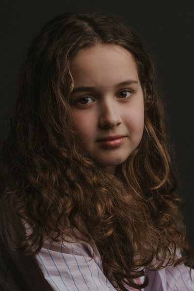 Portretfoto meisje met krullen in een studio met flitslicht - By Ninja Photography