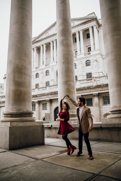 couple-portrait-photography-session-at-bank-of-england-historical-building
