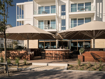 Sonnige Außenterrasse des Restaurants BRACA im Hotel the breeze.