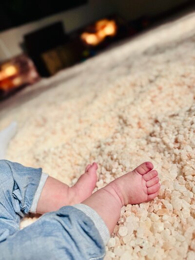 Baby spielt ohne Socken