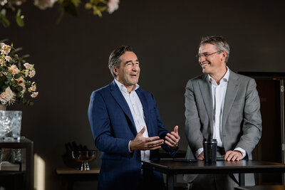 Man die in een raamkozijn aan het bellen is. Beeld bij organisatieadvies.