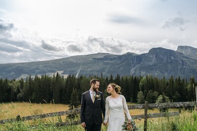 wedding couple in colorado meadow