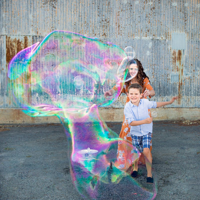 giant-bubble-fun-natural-family-photos-5F0A2519