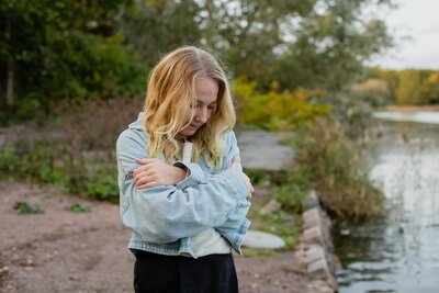 mielen paremminvoinnin ja kehomieliyhteyden valmentaja halaa itesään lempeästi