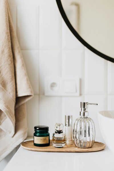 des produits de beauté dans une salle de bain