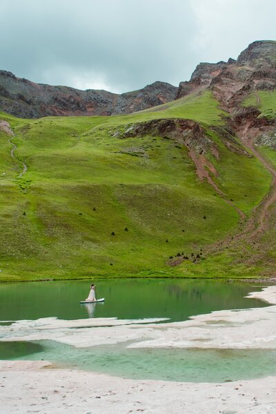 Elopement wedding couple canoes in Telluride lake