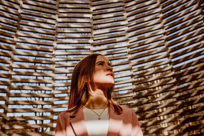 Loveshoot, twee vrouwen, lesbisch koppel, zwartwit portret, verlovingsshoot, levensfotograaf cherryblossom d