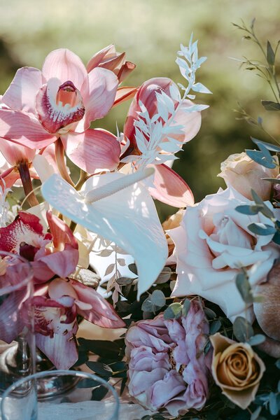pink and white table florals in sunlight