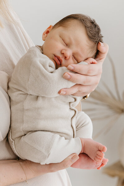 Newbornshoot in daglicht studio Tienen
