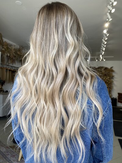 Very long wavy blonde hair