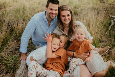 Ontspannen newbornshoot aan huis