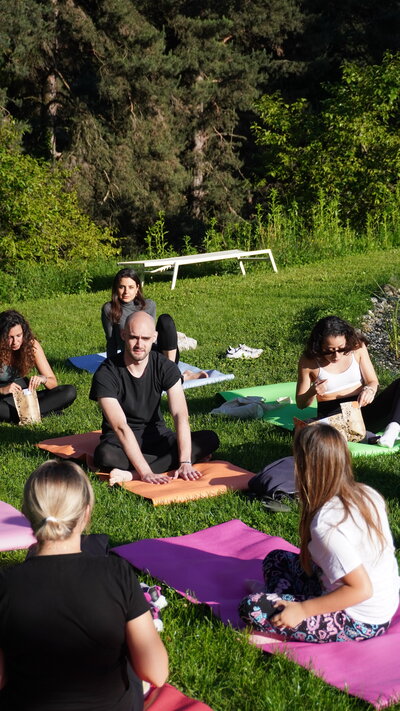 Foto che ritrae persone che si rilassano nella natura