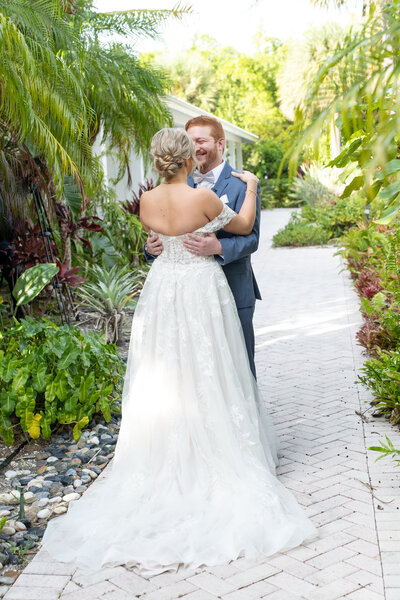 Bide hugging groom during Florida first look