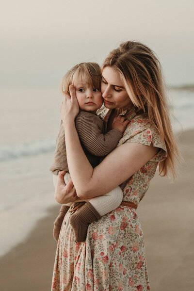 moeder met kind op het strand
