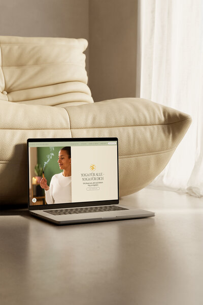 Mockup einer Website für Yogalehrerin Sandra von Wolkenyoga, feminin gestaltet.