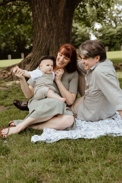 intimate family photos in a park of new york