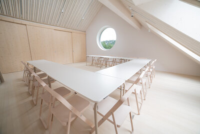 Spacious meeting room at The Campus Alps Workbase, perfect for large company group retreats, team workshops, and collaborative sessions in the heart of the Alps.