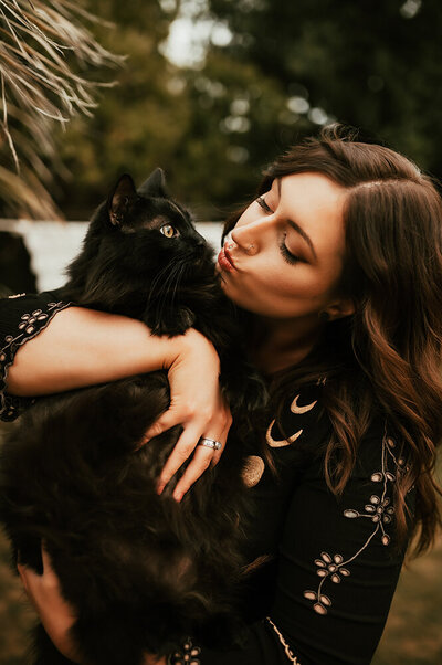Motherhood photographer, Aspen Dawn. kissing her cat.