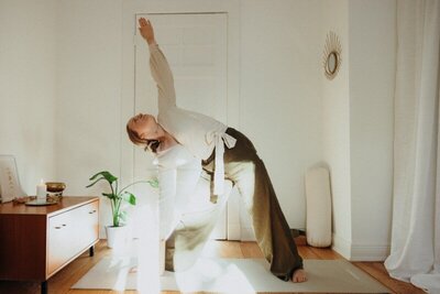 Eine Frau ist in der Yogahaltung Dreieck, Trikonasana