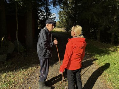 Kotihoitaja ja asiakas nauttivat ulkoilusta yhdessä Lammilla