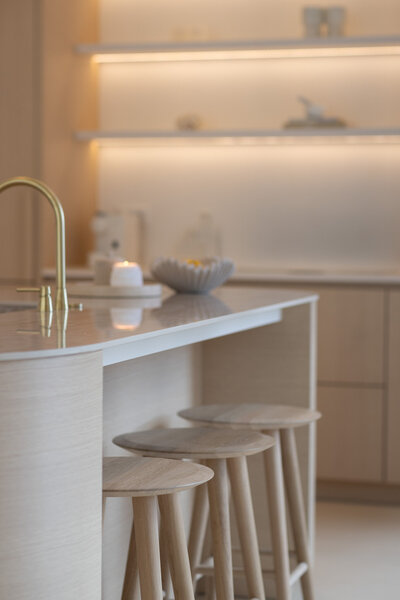 Handgemaakte keuken op maat, geïnspireerd door de mediterrane levensstijl. Een combinatie van vakmanschap, functionaliteit en elegante afwerking.
