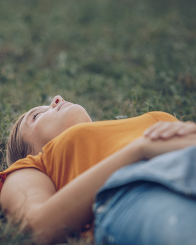 femme-allongee-repos