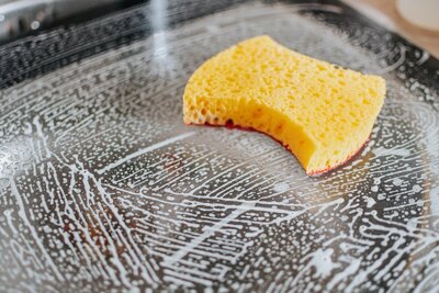 Eponge et mousse sur une surface vitrée