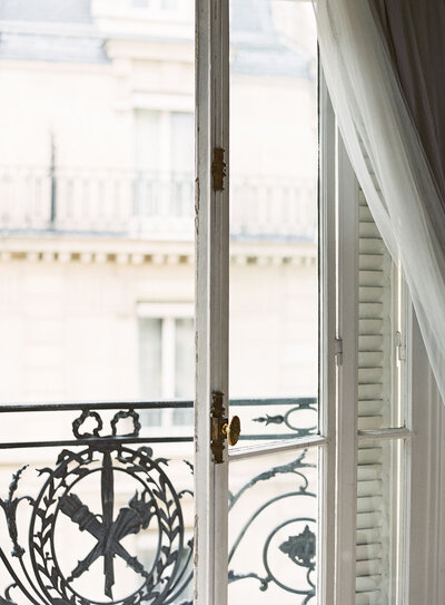 Parisian window architecture