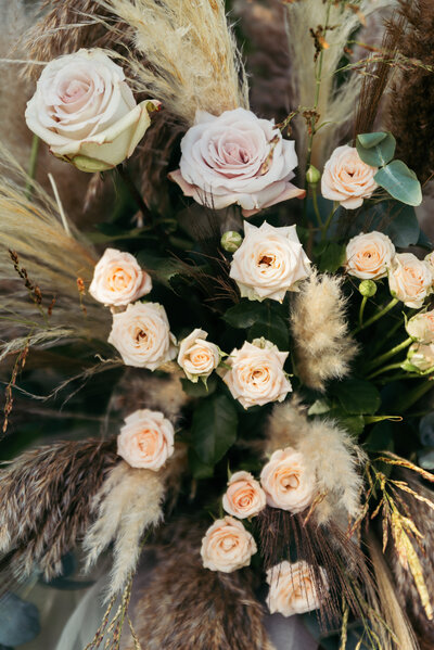 Delicate and romantic, the pink roses add a touch of timeless beauty to the wedding venue, enhancing the atmosphere with their soft and graceful presence