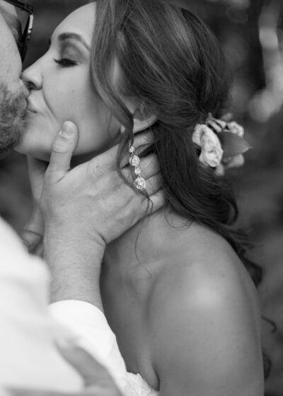 destination wedding in washington black and white photo of bride and groom kissing