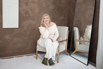 private styling voor Hanneke gebruik gemaakt van rustige tinten en statement look in combinatie met vernieuwende accessoires.