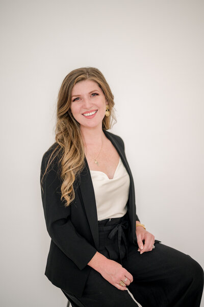 Stephanie Gaffney Podcaster - The Composed Artist Podcast in black suit