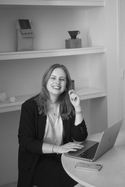 Atelojee: Tamara achter laptop