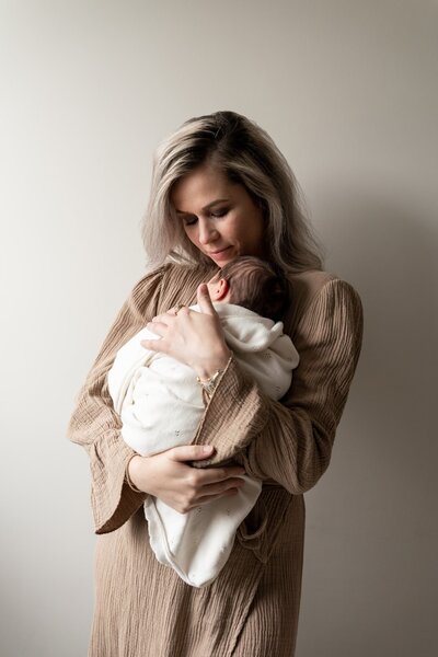 newbornshoot Groningen Drenthe Friesland. Pure, ongedwongen foto's van je baby.
