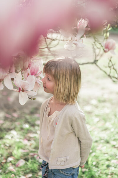 Kind tussen de bloesems