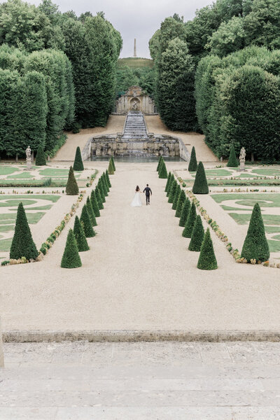 couple going down the stairs during a wedding at chateau Viellette