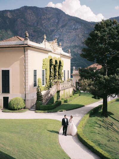 Couple portrait at villa del Balbianello wedding, by luxury destination wedding photographer Andreas K. Georgiou  