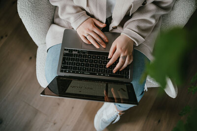 Marith van Maartjekaartje maakt originele geboortekaarten op haar laptop