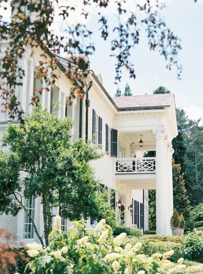  Fine art wedding venue with columns and landscaping – Luxury Wedding Photography Seattle