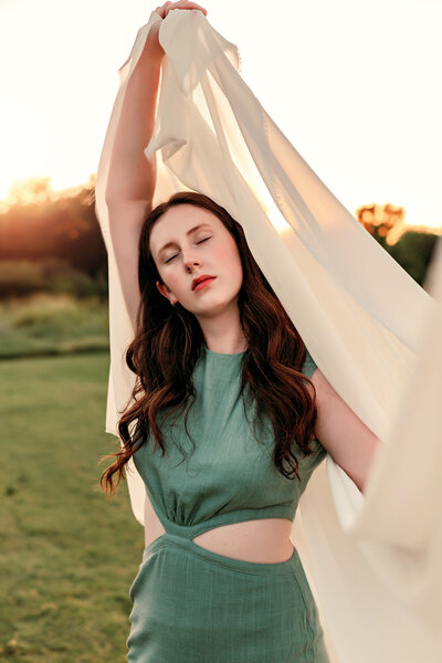 girl senior session in field photo
