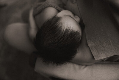 las-vegas-newborn-bw-mother-cradle